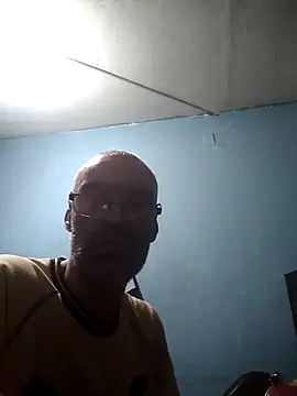 hugosafado333 online show from December 4, 2024, 3:26 am