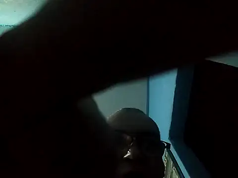 hugosafado333 online show from December 18, 2024, 2:10 am