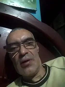 hugosafado333 online show from December 18, 2024, 5:15 am