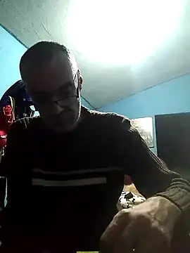 hugosafado333 online show from December 21, 2024, 7:35 am