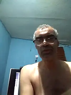 hugosafado333 online show from January 26, 2025, 4:20 am