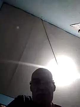 hugosafado333 online show from February 2, 2025, 2:06 am