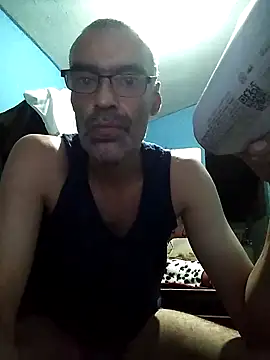 hugosafado333 online show from February 21, 2025, 4:07 am