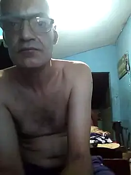 hugosafado333 online show from February 23, 2025, 5:01 am