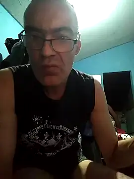 hugosafado333 online show from February 26, 2025, 5:09 am