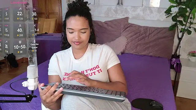 Snapshot of MilaTeenX chatting on November 20, 2025, 8:47 am MilaTeenX online show from November 20, 2025, 8:47 am