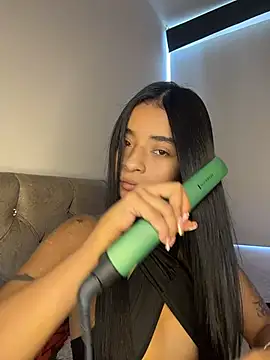 Laura fernandezII online show from December 3, 2025, 7:01 pm