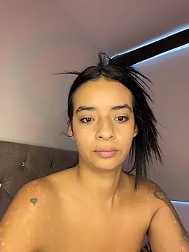 Laura fernandezII online show from December 5, 2025, 9:00 pm