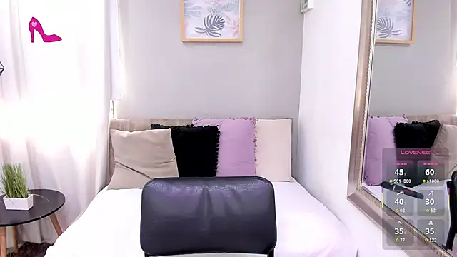Snapshot of LenaRuiz_ chatting on April 30, 2026, 12:11 pm LenaRuiz online show from April 30, 2026, 12:11 pm