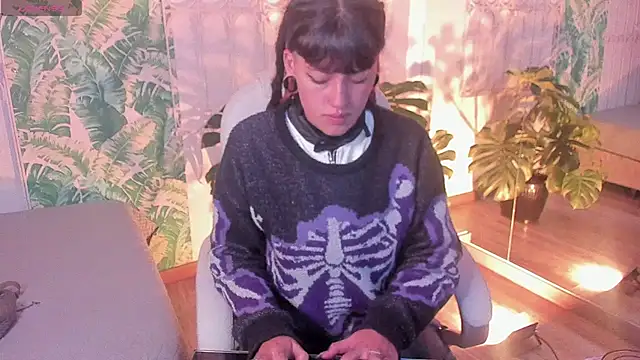  sharlotte777 online show from December 18, 2025, 1:28 pm