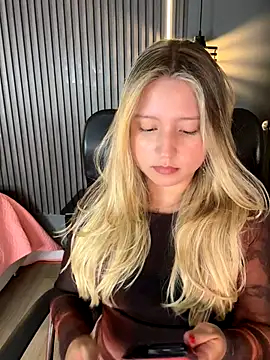 Snapshot of MiaPetit_ chatting on September 12, 2025, 12:11 am MiaPetit online show from September 12, 2025, 12:11 am