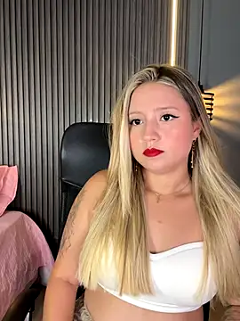 Snapshot of MiaPetit_ chatting on September 13, 2025, 11:37 pm MiaPetit online show from September 13, 2025, 11:37 pm