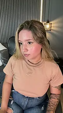 Snapshot of MiaPetit_ chatting on November 2, 2025, 6:21 pm MiaPetit online show from November 2, 2025, 6:21 pm