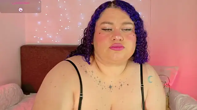 lunitaa0 online show from April 19, 2026, 4:56 am