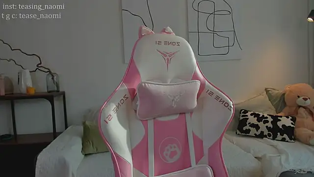 Snapshot of aesthetics__tease chatting on April 3, 2026, 1:25 am aesthetics tease online show from April 3, 2026, 1:25 am