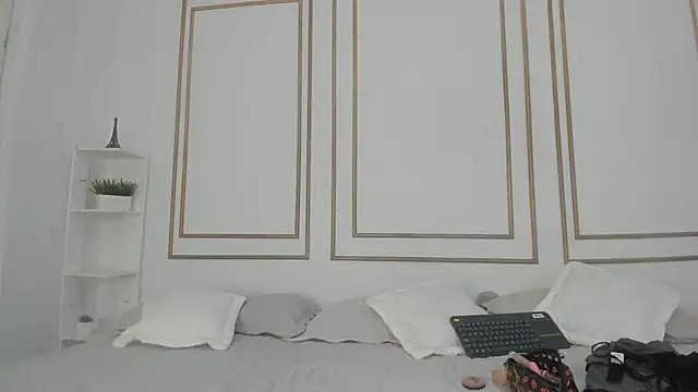 natalia aguirre1 online show from February 18, 2025, 12:49 pm