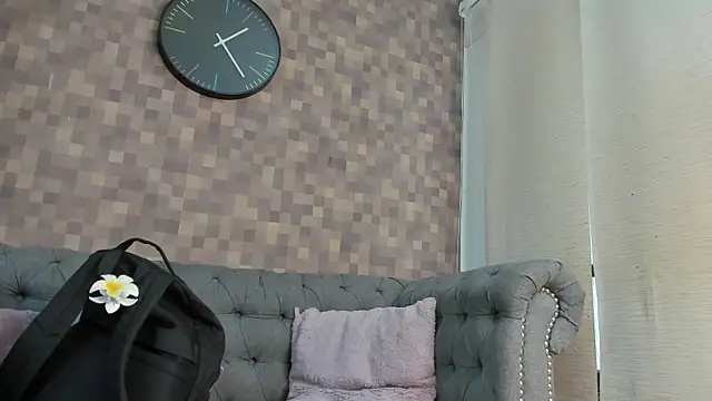 natalia aguirre1 online show from September 18, 2025, 12:07 pm