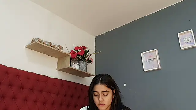 natalia aguirre1 online show from November 30, 2025, 12:20 pm