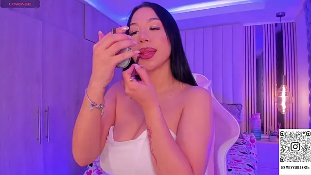 Emilyymilleer  online show from December 2, 2024, 4:20 pm