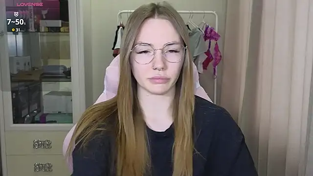 Snapshot of littlevildevil chatting on March 2, 2025, 9:10 am littlevildevil online show from March 2, 2025, 9:10 am