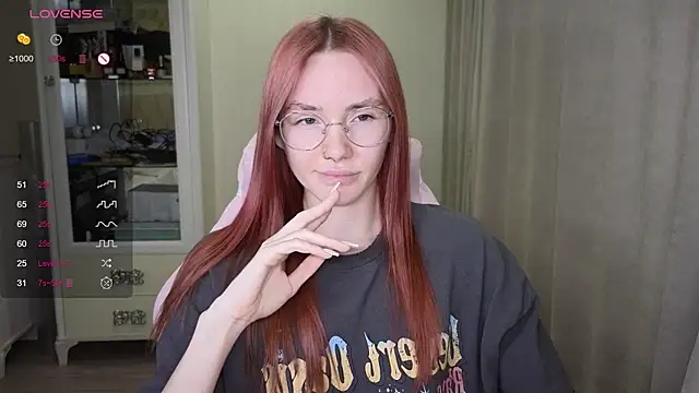 Snapshot of littlevildevil chatting on October 17, 2025, 10:40 am littlevildevil online show from October 17, 2025, 10:40 am