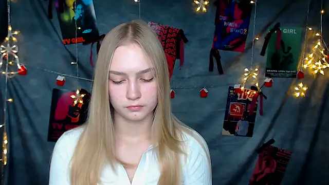 Snapshot of MademoiselleCl chatting on December 15, 2025, 1:26 pm MademoiselleCl online show from December 15, 2025, 1:26 pm