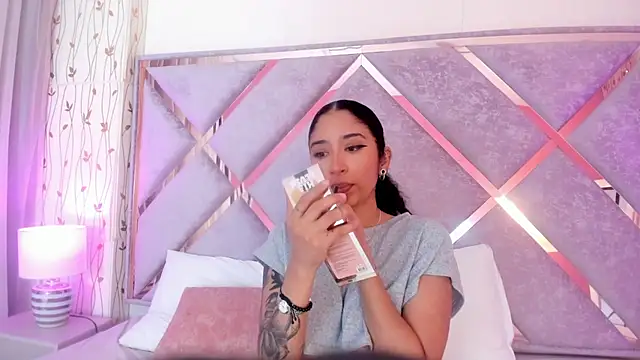  lanna jhonson  online show from December 31, 2024, 11:31 am