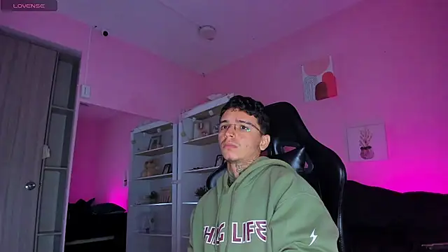 Ian Castillo  online show from October 9, 2025, 11:08 am