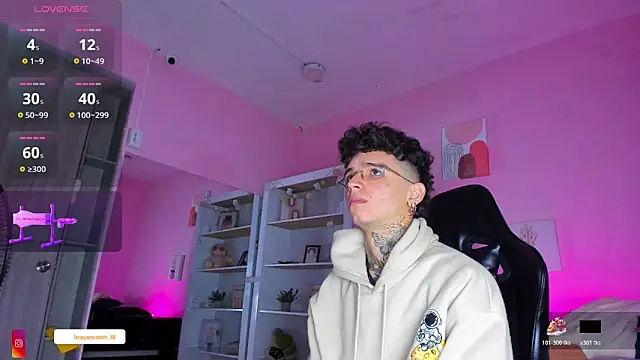 Ian Castillo  online show from December 22, 2025, 11:18 am