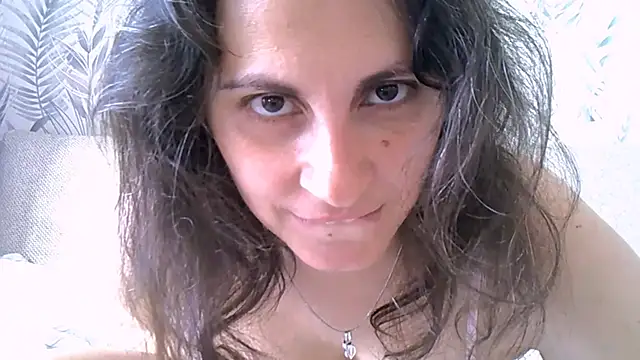 ShelaDiass online show from October 18, 2025, 5:43 am