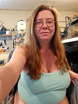 Snapshot of MsShelby40 chatting on April 19, 2026, 5:56 pm MsShelby40 online show from April 19, 2026, 5:56 pm