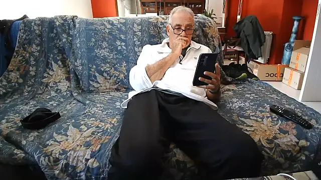 Snapshot of maduroguapo chatting on December 6, 2024, 11:33 am maduroguapo online show from December 6, 2024, 11:33 am