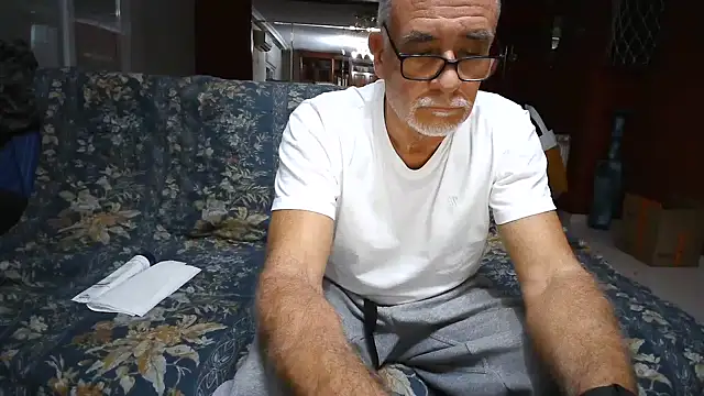 Snapshot of maduroguapo chatting on December 17, 2024, 5:15 pm maduroguapo online show from December 17, 2024, 5:15 pm