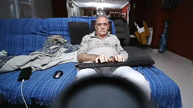 Snapshot of maduroguapo chatting on February 6, 2025, 10:43 pm maduroguapo online show from February 6, 2025, 10:43 pm