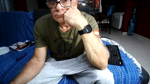 Snapshot of maduroguapo chatting on October 1, 2025, 9:54 pm maduroguapo online show from October 1, 2025, 9:54 pm