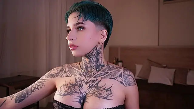 Snapshot of AliceShazaham_ chatting on February 2, 2025, 6:04 am AliceShazaham online show from February 2, 2025, 6:04 am