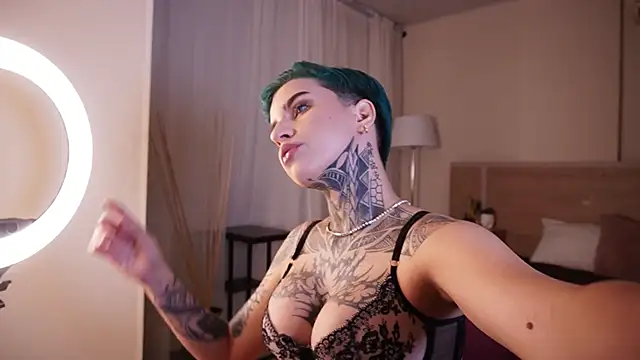 Snapshot of AliceShazaham_ chatting on February 7, 2025, 6:14 am AliceShazaham online show from February 7, 2025, 6:14 am