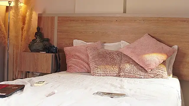 Snapshot of AliceShazaham_ chatting on February 8, 2026, 8:18 am AliceShazaham online show from February 8, 2026, 8:18 am