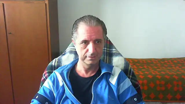 Snapshot of lliuk70mi chatting on May 10, 2026, 12:43 pm lliuk70mi online show from May 10, 2026, 12:43 pm