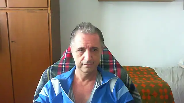 Snapshot of lliuk70mi chatting on May 19, 2026, 1:28 pm lliuk70mi online show from May 19, 2026, 1:28 pm