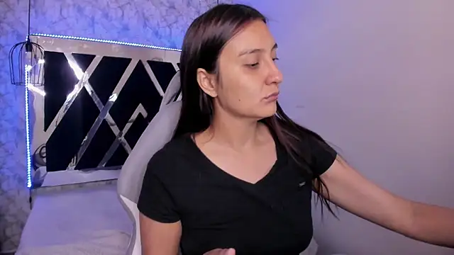  alaia collway  online show from January 31, 2025, 12:07 pm