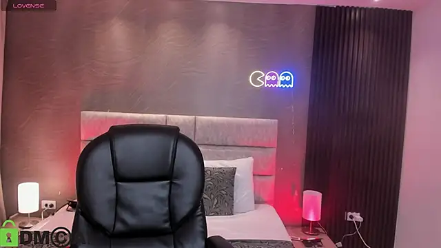 ASHLIE DIXON1 online show from November 13, 2025, 9:14 pm