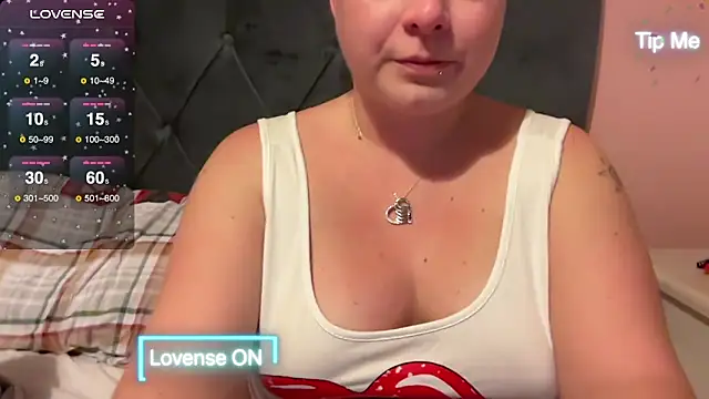 NaughtyWifeUK online show from December 3, 2024, 9:34 pm