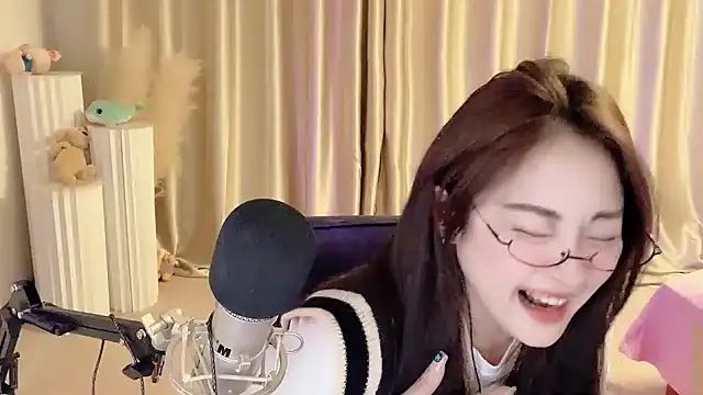 Daisy-77 online show from February 28, 2025, 8:39 pm