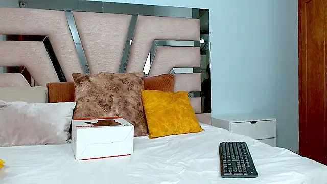 cintia hills online show from January 15, 2025, 4:04 am