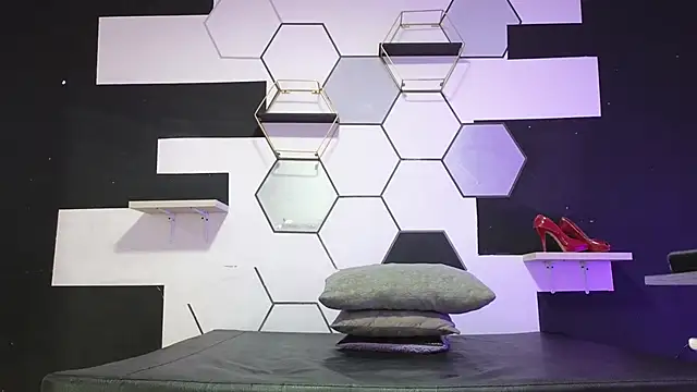 alondrabigtits online show from September 18, 2025, 12:29 pm