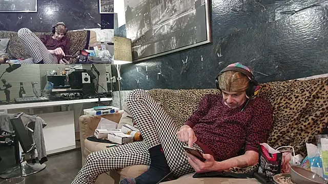 Doggyray44 online show from February 19, 2025, 2:33 am