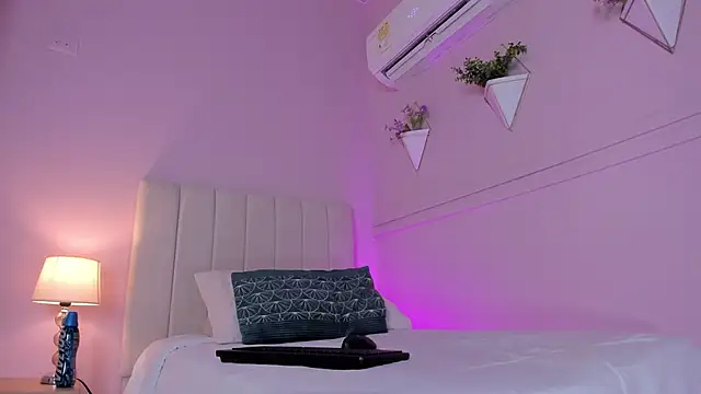 Snapshot of _bianca_18 chatting on February 13, 2025, 8:45 pm bianca 18 online show from February 13, 2025, 8:45 pm