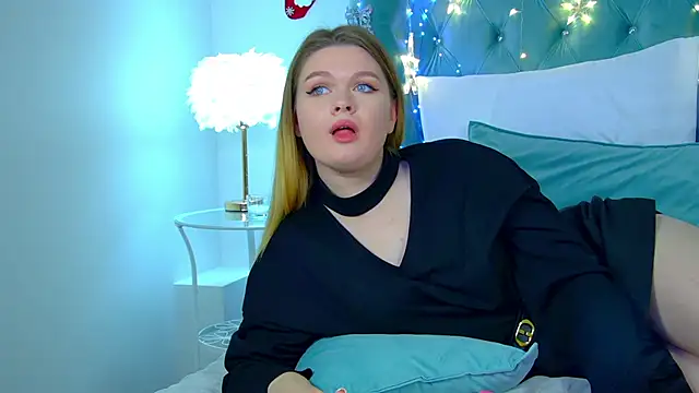 CrystalLyons online show from December 28, 2024, 3:26 pm