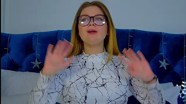 CrystalLyons online show from December 29, 2024, 7:06 am